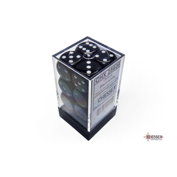 Chessex: Opaque Black/White 16mm d6 Dice Block - 12 dobbelstenen (CHX25608) - detailopname van de dobbelstenen