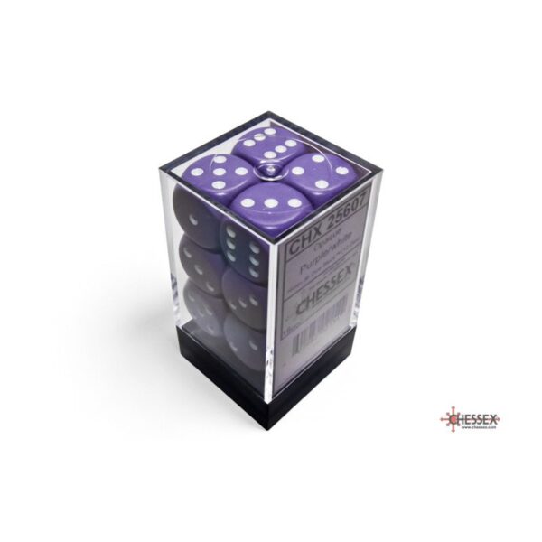 Chessex: Opaque Purple/White 16mm d6 Dice Block - 12 dobbelstenen (CHX25607) - detailopname van de dobbelstenen