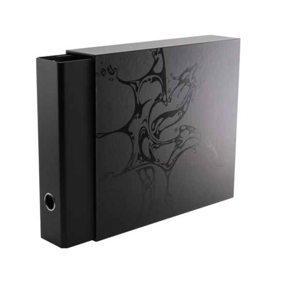 Dragon Shield: Sanctuary Slipcase Binder 4-ring - Zwart (tot 1008 kaarten) - geopend met kaarten