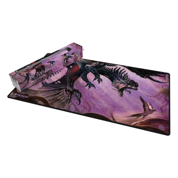 Ultimate Guard: Play-Mat - Magic: The Gathering "Tarkir: Dragonstorm" - Feral Deathgorger (61 x 35 cm) - detailopname