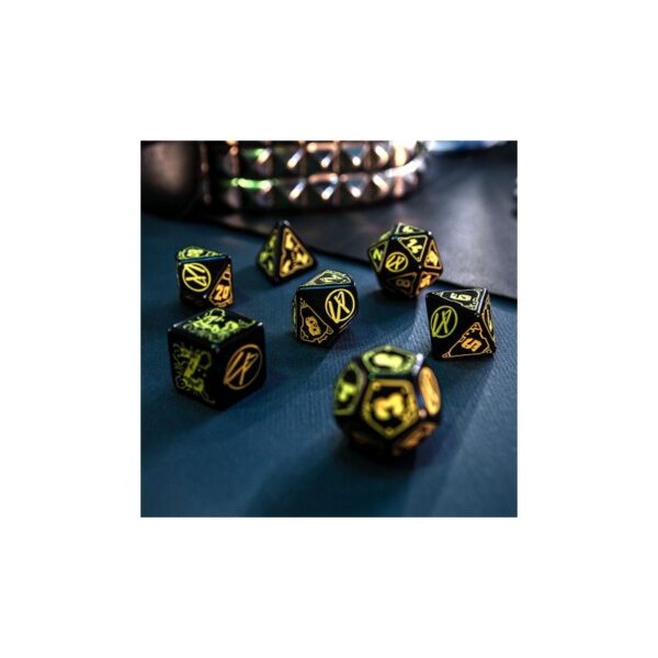 q-workshop-cyberpunk-red-wet-work-7pc-rpg-dice-set-04