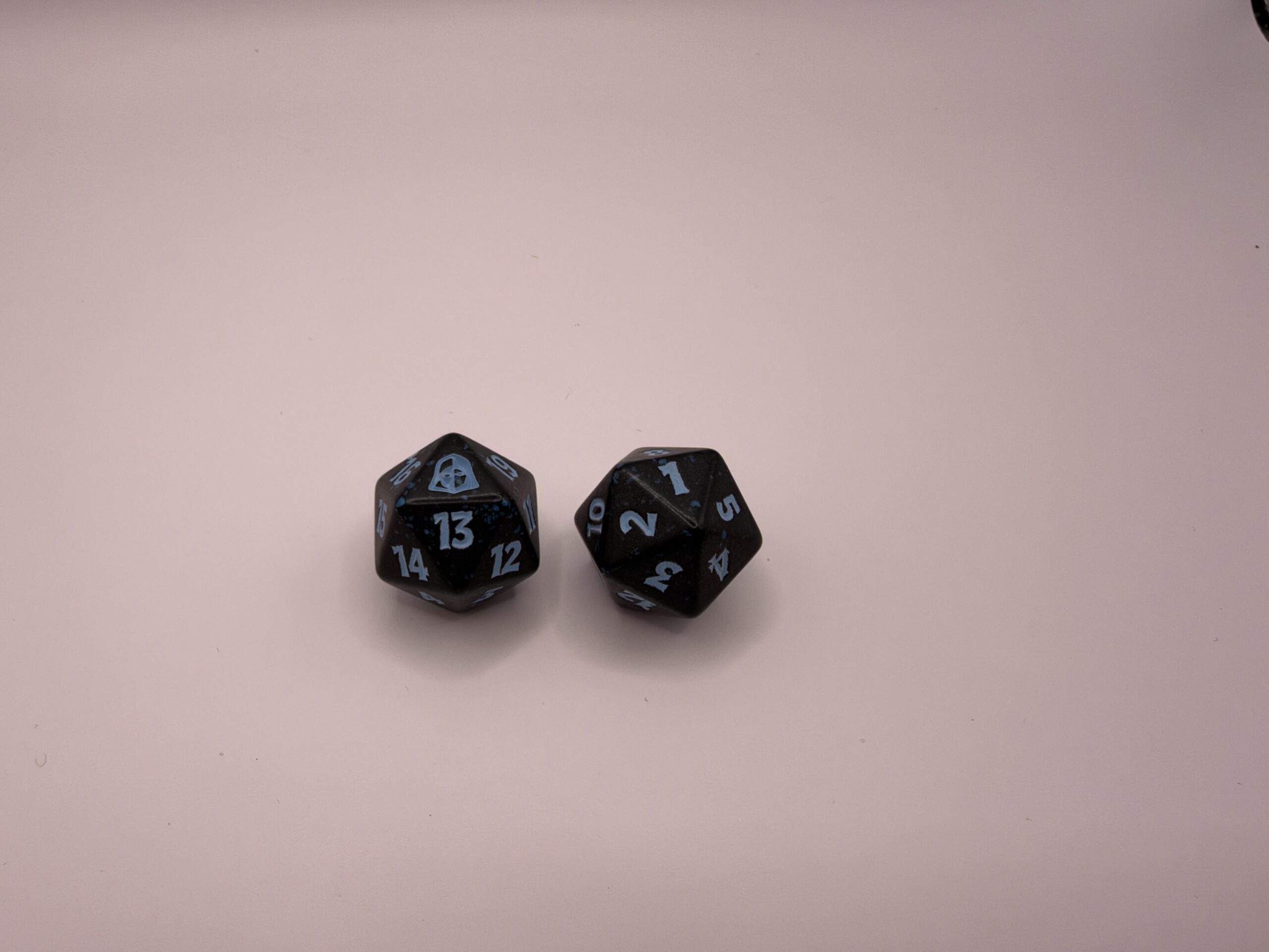 Reality Fracture Spindown D20 uit het Prerelease Pack - formaat ter vergelijking