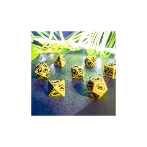 q-workshop-cyberpunk-red-danger-zone-7pc-rpg-dice-set-07
